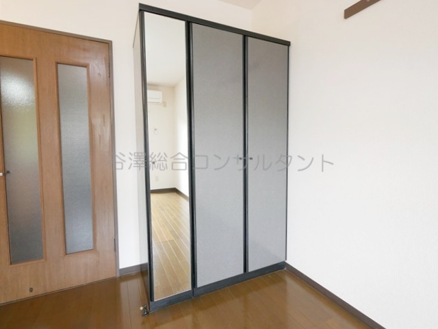 収納　姿見・引き出し付きクローゼット