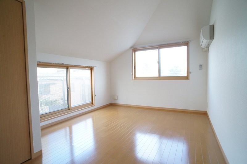 その他部屋・スペース　二面採光で開放感のある明るいお部屋です。