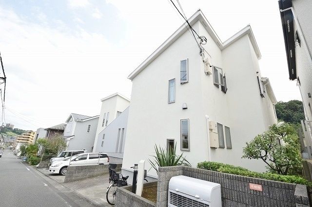 建物外観　★敷地内駐車場ございます★