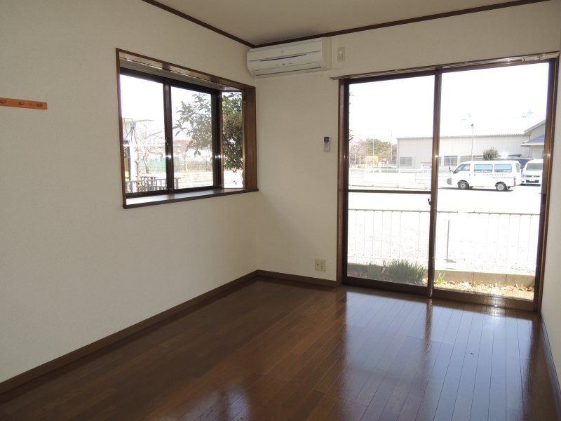 その他部屋・スペース　二面採光の明るい洋室