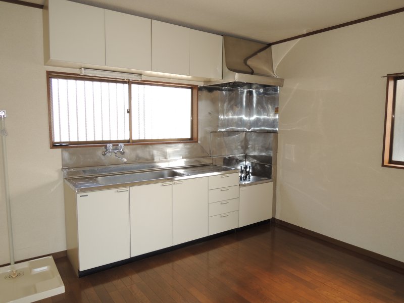 キッチン　自然光が入る窓のあるキッチン