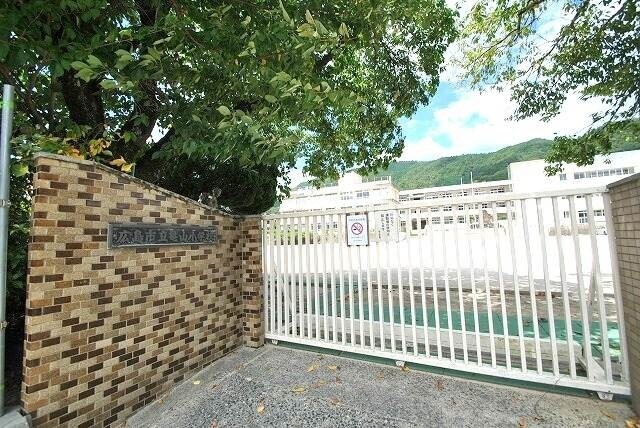 小学校　亀山小学校（小学校）まで1026m