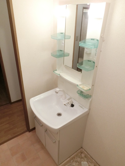 洗面設備　忙しい朝も安心の独立洗面台です。