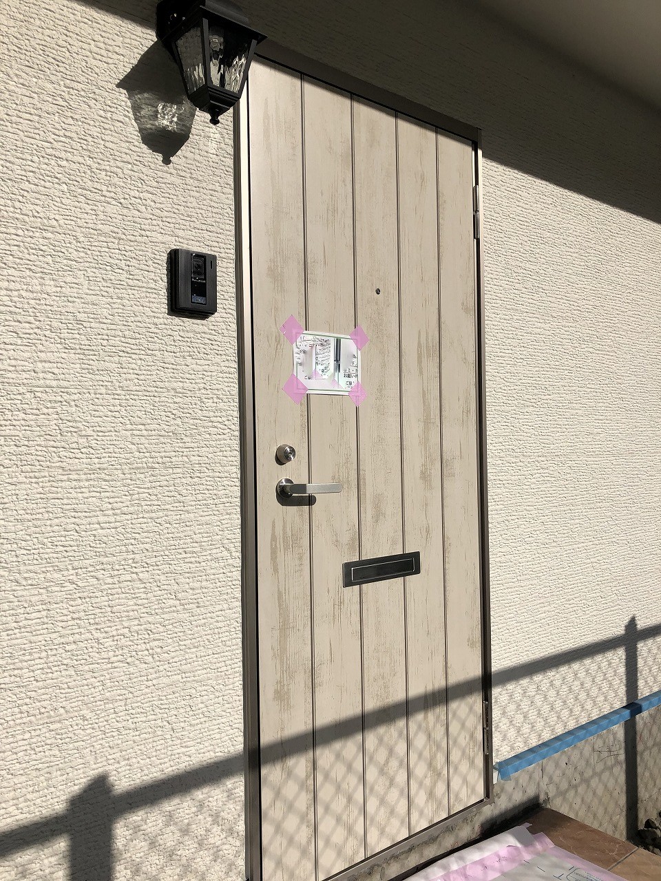 玄関　入口には南欧風のランプが付いています。