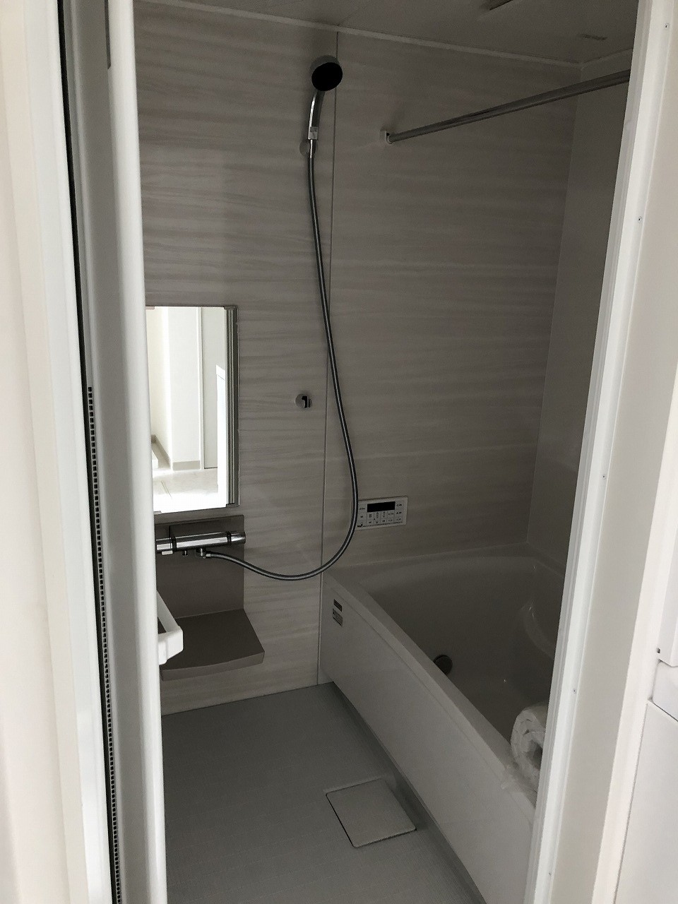 バス・シャワールーム　白を基調としたバスルームです。