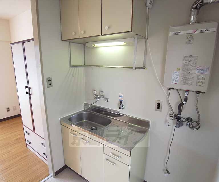 キッチン　上下に収納がありすっきり使いやすいです