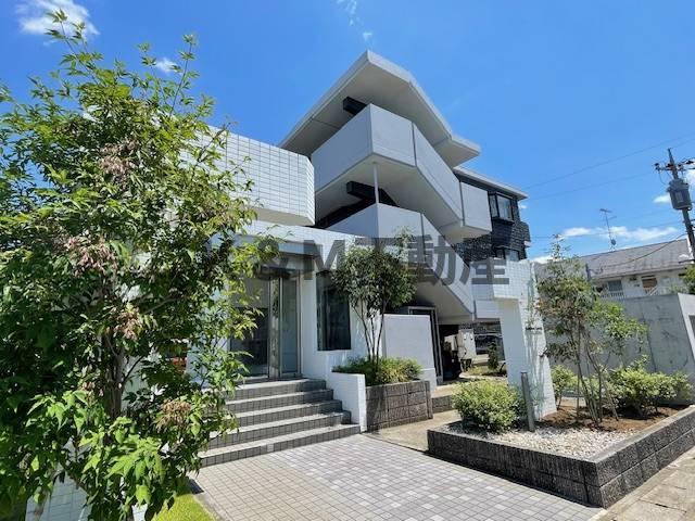 エントランス　落ち着いたエントランスです