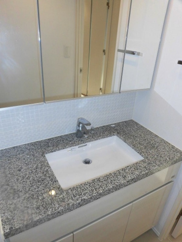 洗面設備　同仕様写真含む