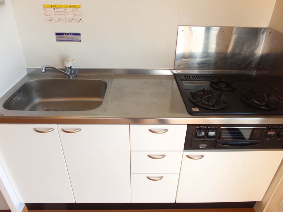 キッチン　三口コンロのシステムキッチン