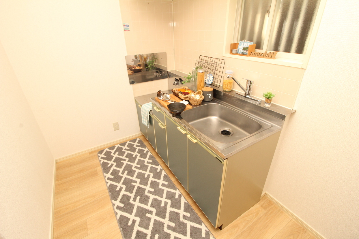 キッチン　☆換気用の小窓付き☆