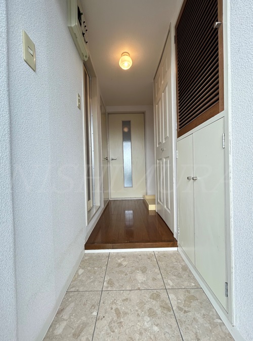 玄関　※別部屋、参考写真(反転の可能性有)