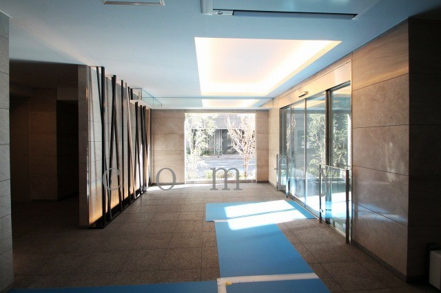 エントランス　オートロック付きエントランス