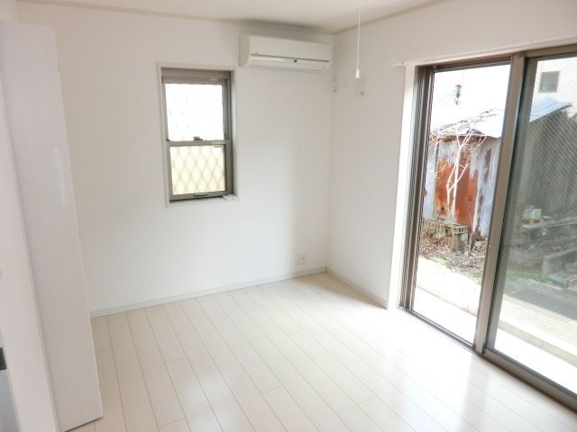 居室・リビング　2面採光で解放感ありますね♪