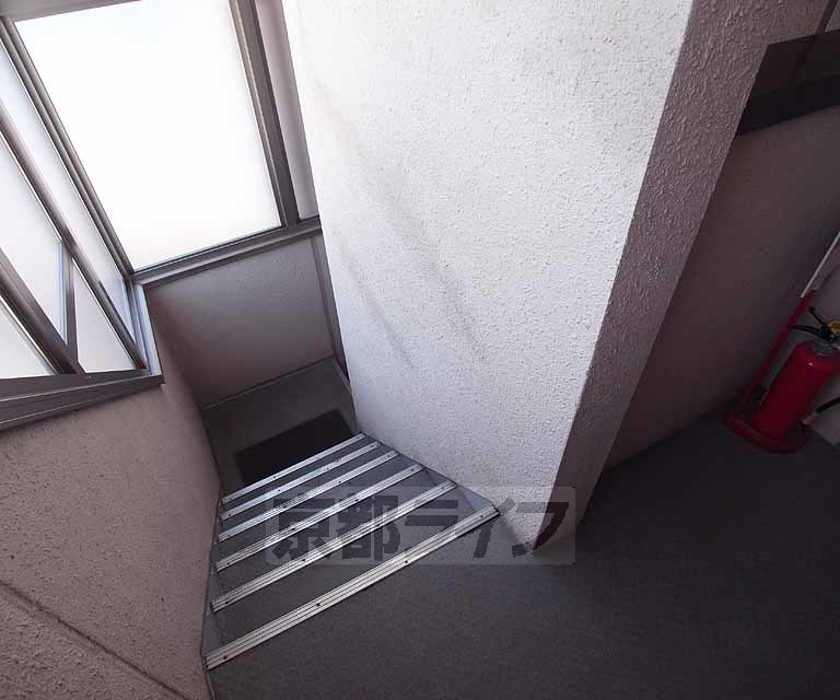 その他共有部分　階段は雨でも濡れません。