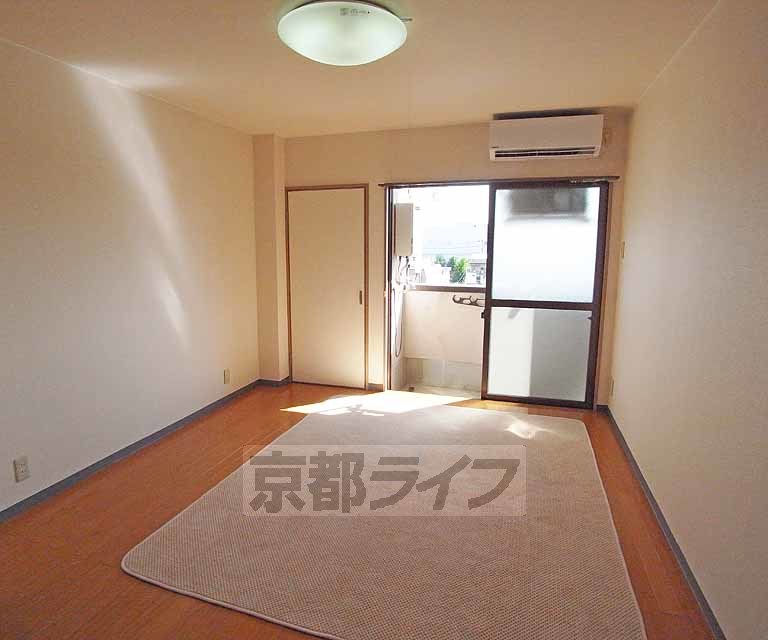 居室・リビング　日当たりの良い明るいお部屋です。