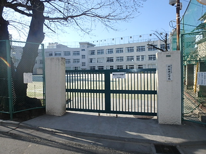 小学校　文京区立千駄木小学校（小学校）まで362m
