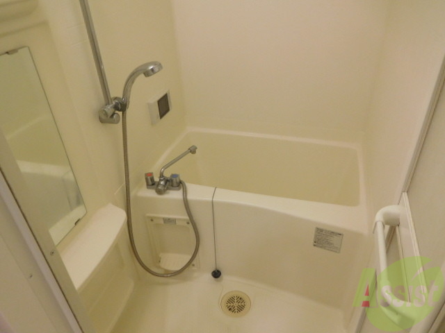 バス・シャワールーム　真っ白浴槽！鏡付きですよ