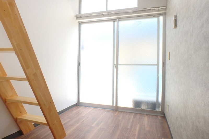 居室・リビング　別号室写真使用