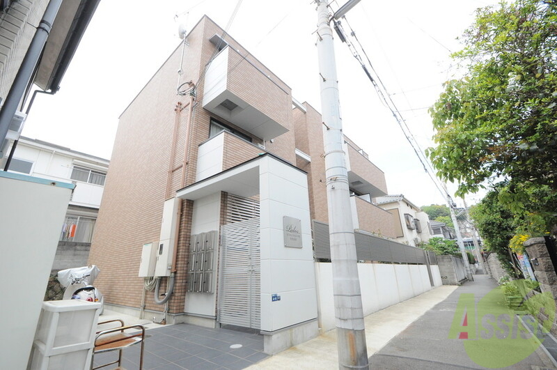 建物外観　オシャレな外観。この周辺では飛びぬけて目立っています。