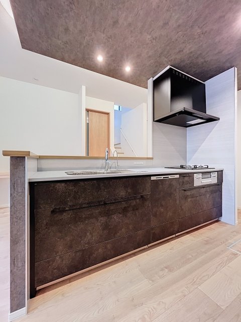 キッチン　システムキッチン（3口ガスコンロ・グリル付）