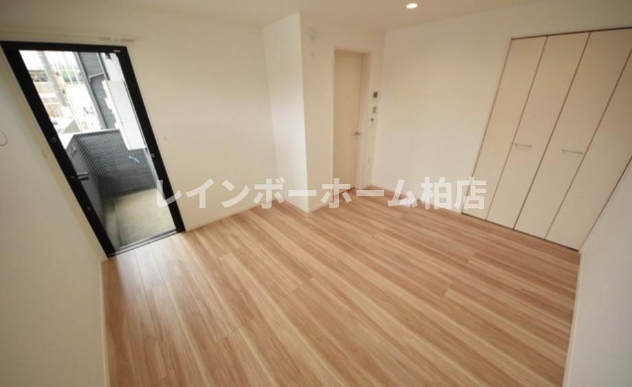 居室・リビング　こちらのリビングで趣味の時間をお楽しみください