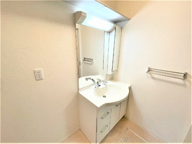 洗面設備　シャワー付き洗面化粧台