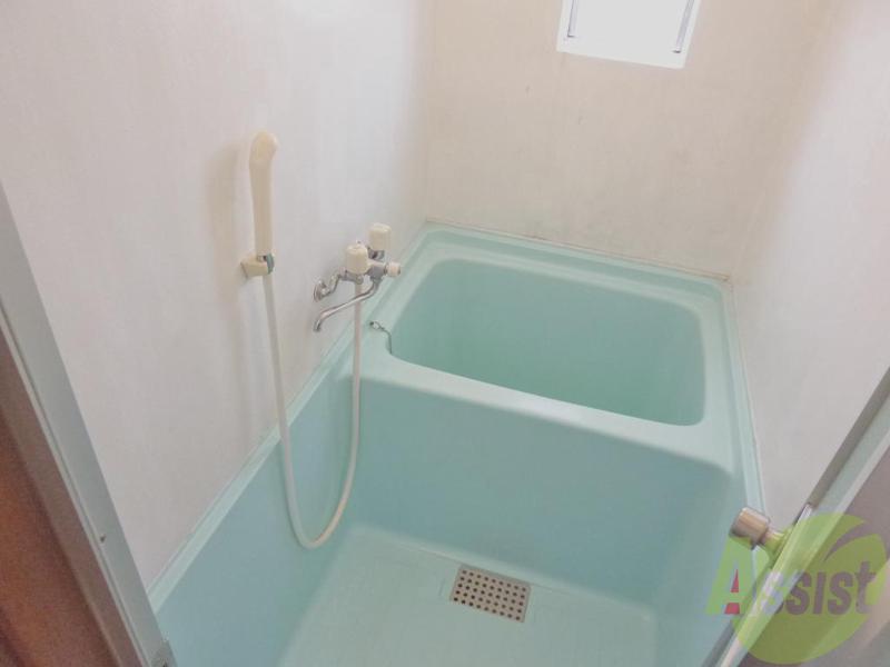 バス・シャワールーム　浴室には窓があるので、換気も楽ですよ～ブルーの浴槽もいい