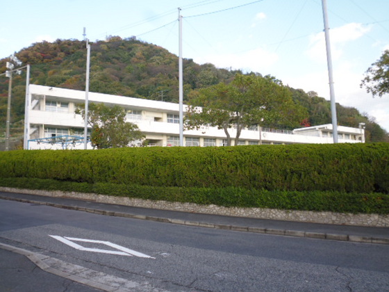 中学校　広島市立楠那中学校（中学校）まで801m