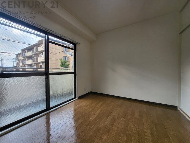 居室・リビング　西向きエアコン付きの6帖の洋室です♪