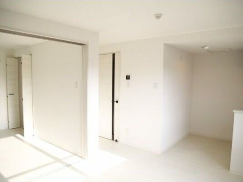 居室・リビング　退去予定につき同タイプ別号室の画像です。