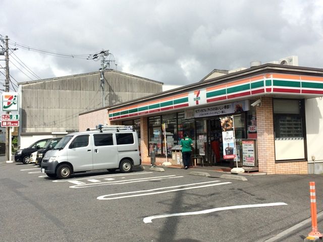 コンビニ　セブン-イレブン草加稲荷２丁目店（コンビニ）まで612m