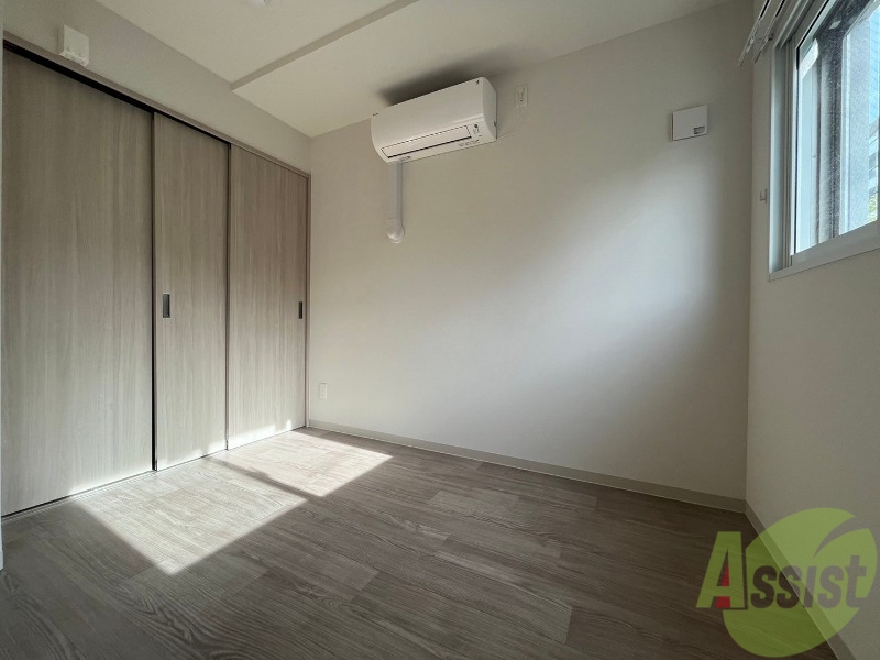 その他部屋・スペース　寝室はこちらです。光が差し込む、温かみのあるお部屋です。