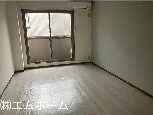 居室・リビング　洋室9.4帖　エアコン完備