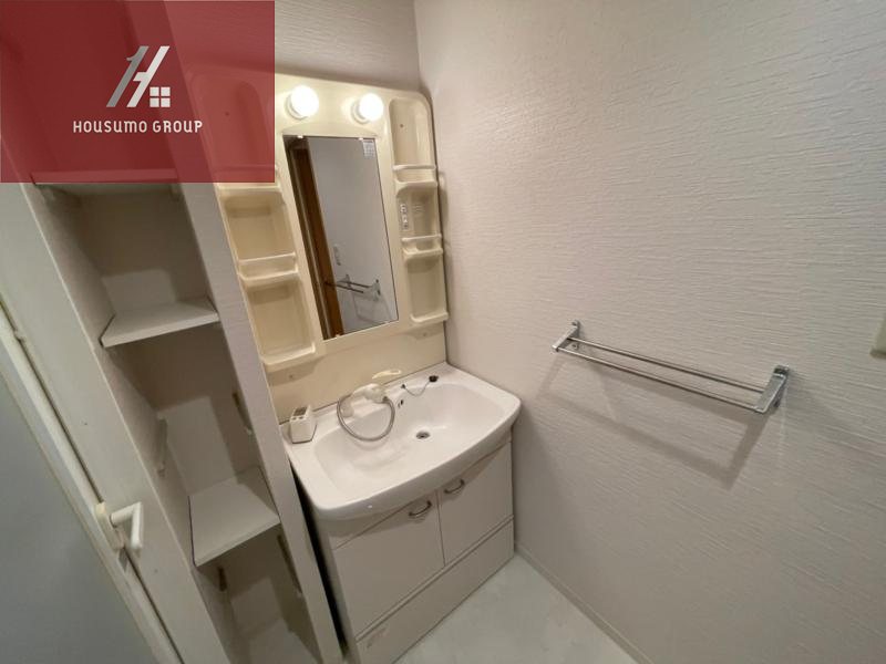 洗面設備　収納もある玄関です