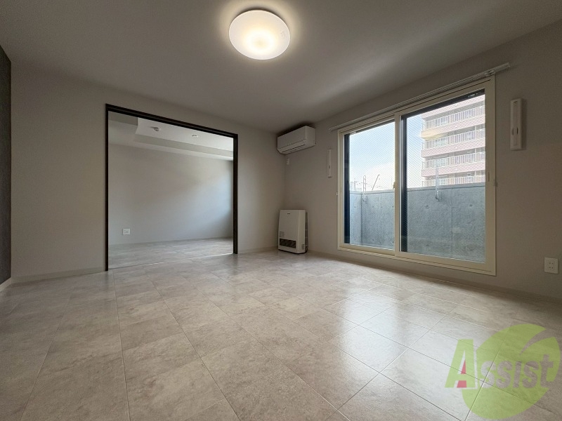 居室・リビング　リビングです。窓が大きくて明るいですね！