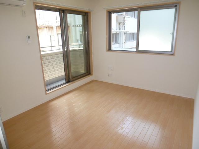 居室・リビング　シャッター付きで安心です。