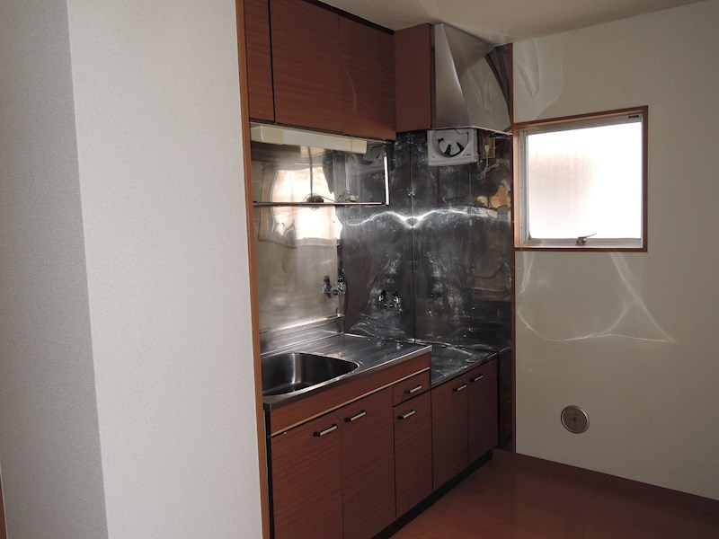 キッチン　自然光が入る窓のあるキッチン