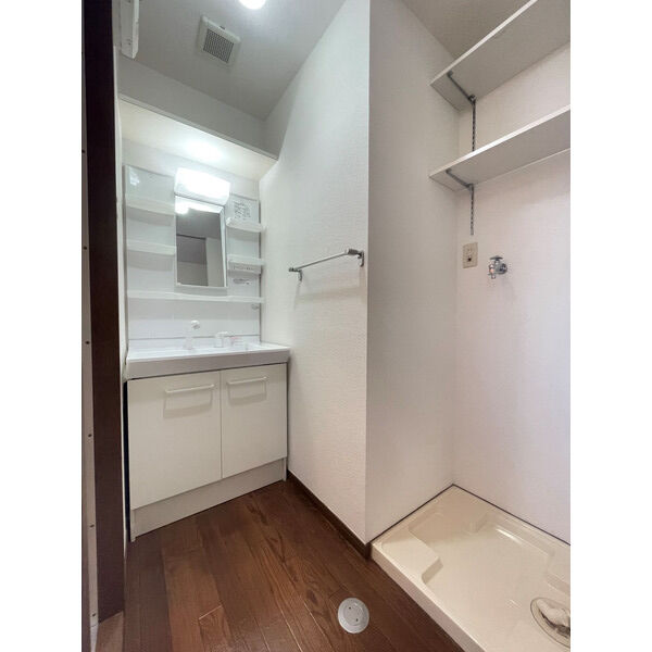 その他　明るい洗面所です