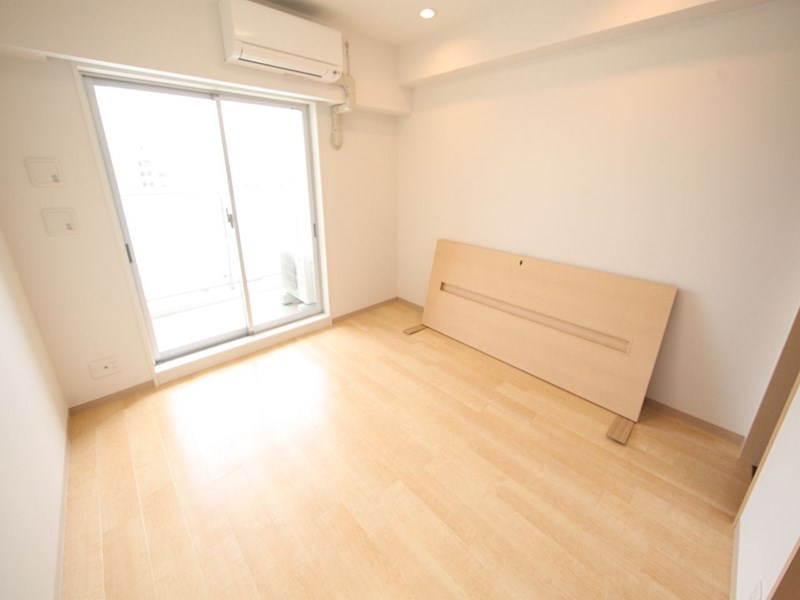 居室・リビング　洋室6.9帖　エアコン完備　バルコニー