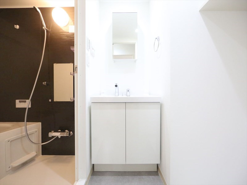 洗面設備　脱衣所　独立洗面台（シャンプードレッサー付）収納スペース有