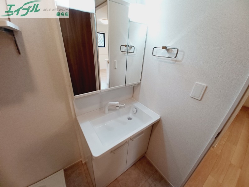 洗面設備　同型参考写真です