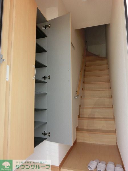 玄関　メゾネットタイプ　シューズボックス完備