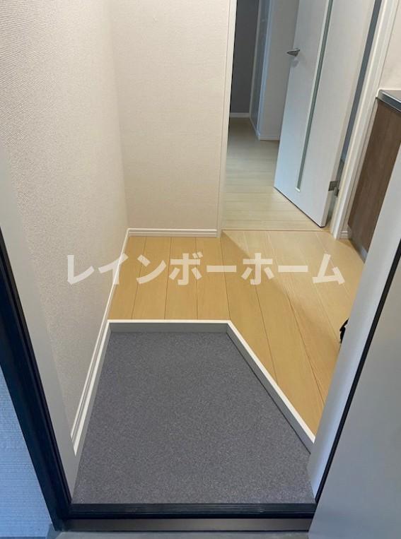 玄関　※建築中のため同施工会社参考写真となります。