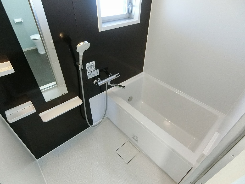 バス・シャワールーム　新品の追焚き付きバスルーム・換気窓あり