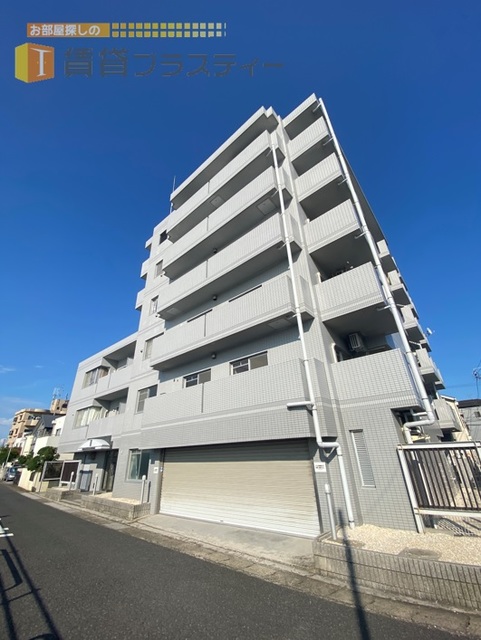 建物外観　リバーサイドのマンションで優雅な暮らしを。