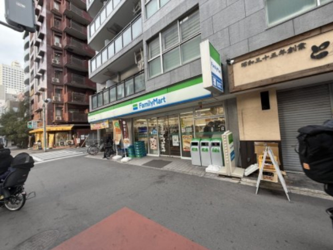 コンビニ　ファミリーマート 京町堀三丁目店（コンビニ）まで68m