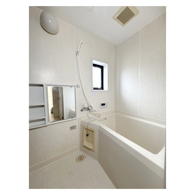 バス・シャワールーム　小窓は日中の換気に便利ですね