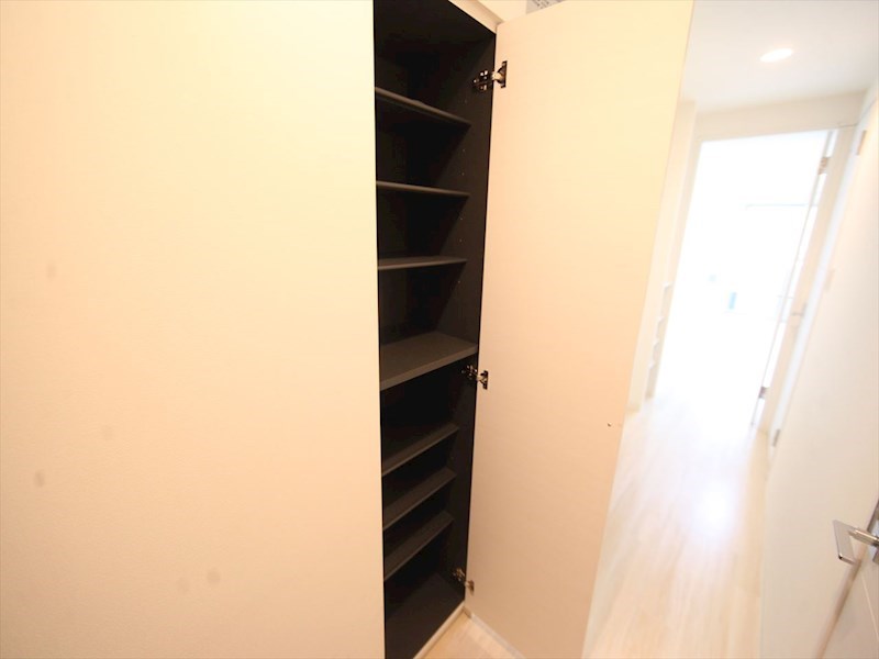 玄関　玄関　シューズボックス付（収納充実してます）