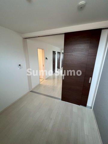 その他部屋・スペース　開放的な寝室です