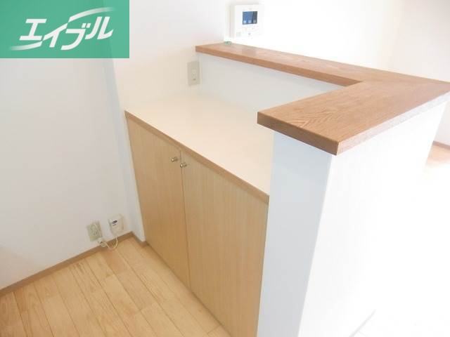 その他　キッチンの背面にカウンター付き